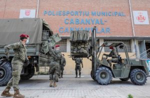Испанские военнослужащие грузят медицинское имущество